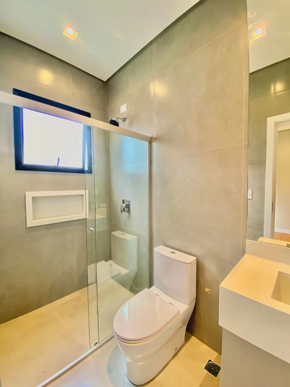 Casa Térrea à Venda mobiliada com 3 suítes, escritório e área gourmet com piscina, 255m² no Condomínio Alphaville Nova Esplanada 4 em Votorantim/SP