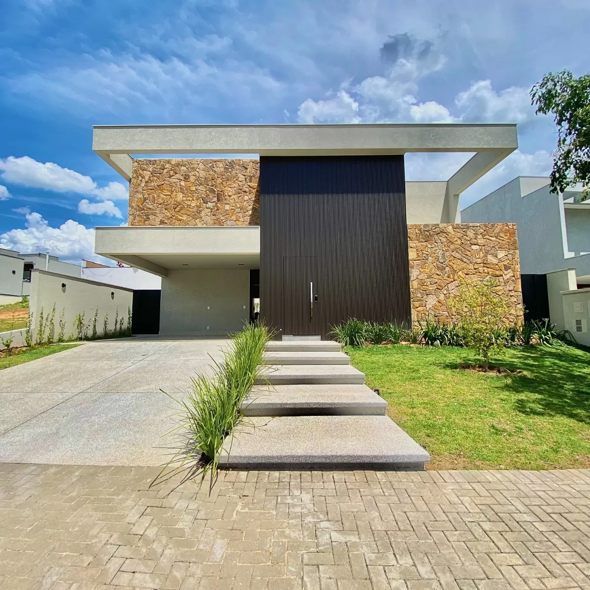 Casa Térrea à Venda mobiliada com 3 suítes, escritório e área gourmet com piscina, 255m² no Condomínio Alphaville Nova Esplanada 4 em Votorantim/SP