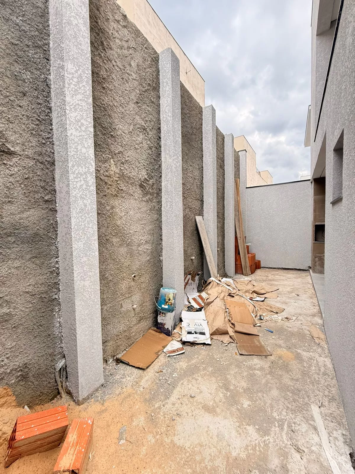 Sobrado à Venda com 3 dormitórios e área gourmet com churrasqueira, 140m² no Condomínio Vale Azul em Votorantim/SP