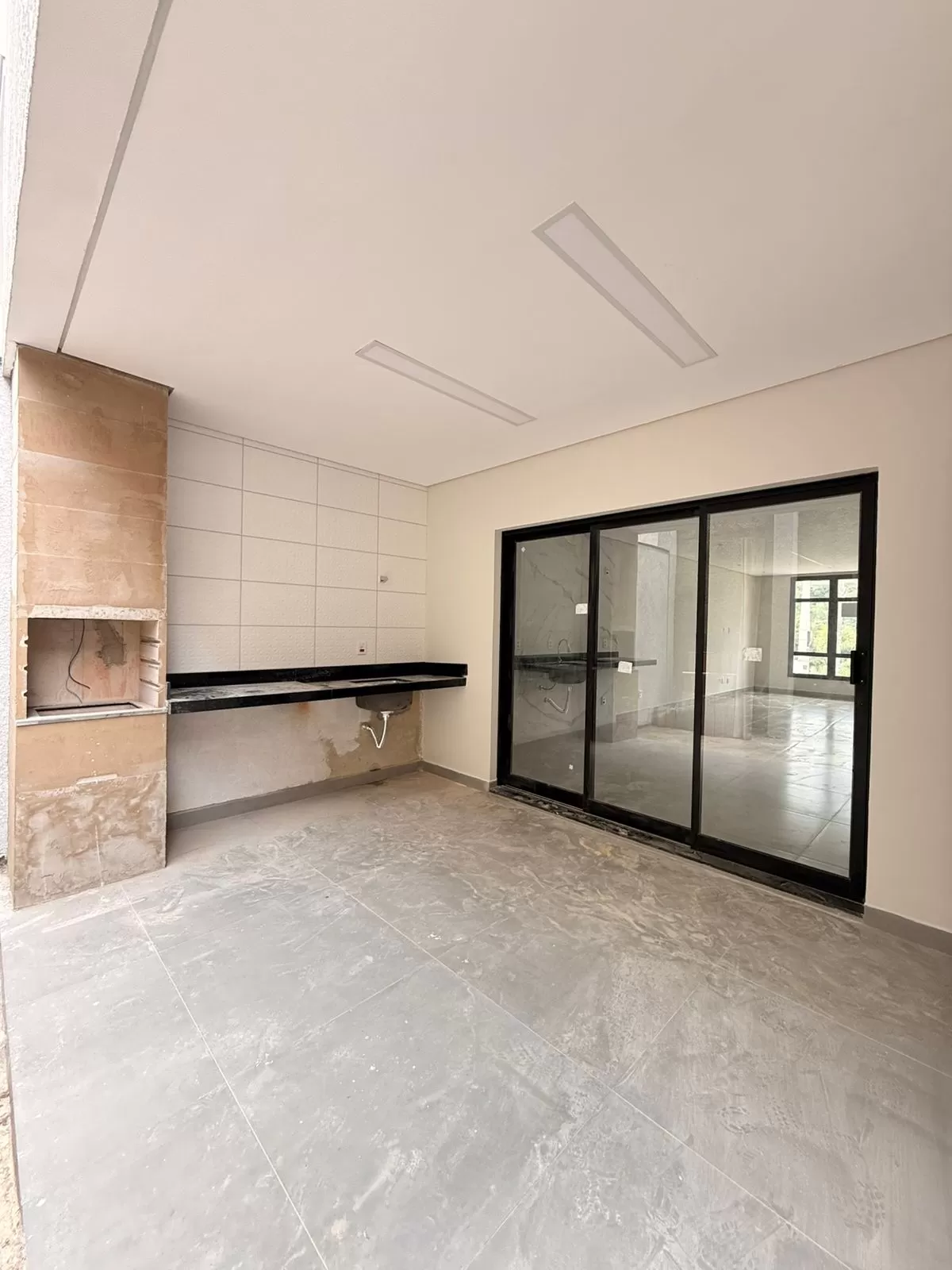 Sobrado à Venda com 3 dormitórios e área gourmet com churrasqueira, 140m² no Condomínio Vale Azul em Votorantim/SP