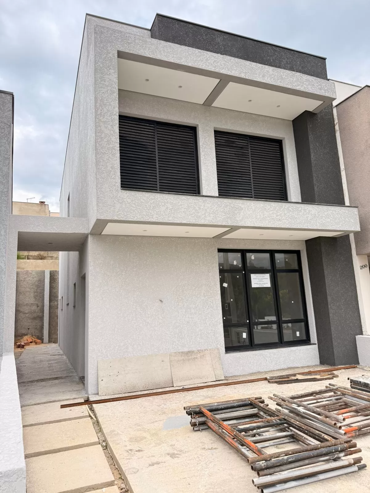 Sobrado à Venda com 3 dormitórios e área gourmet com churrasqueira, 140m² no Condomínio Vale Azul em Votorantim/SP