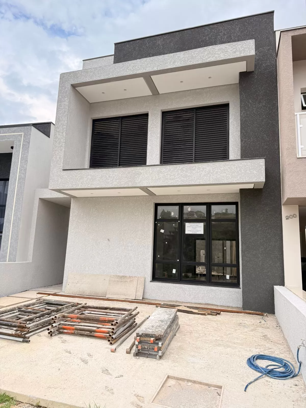 Sobrado à Venda com 3 dormitórios e área gourmet com churrasqueira, 140m² no Condomínio Vale Azul em Votorantim/SP