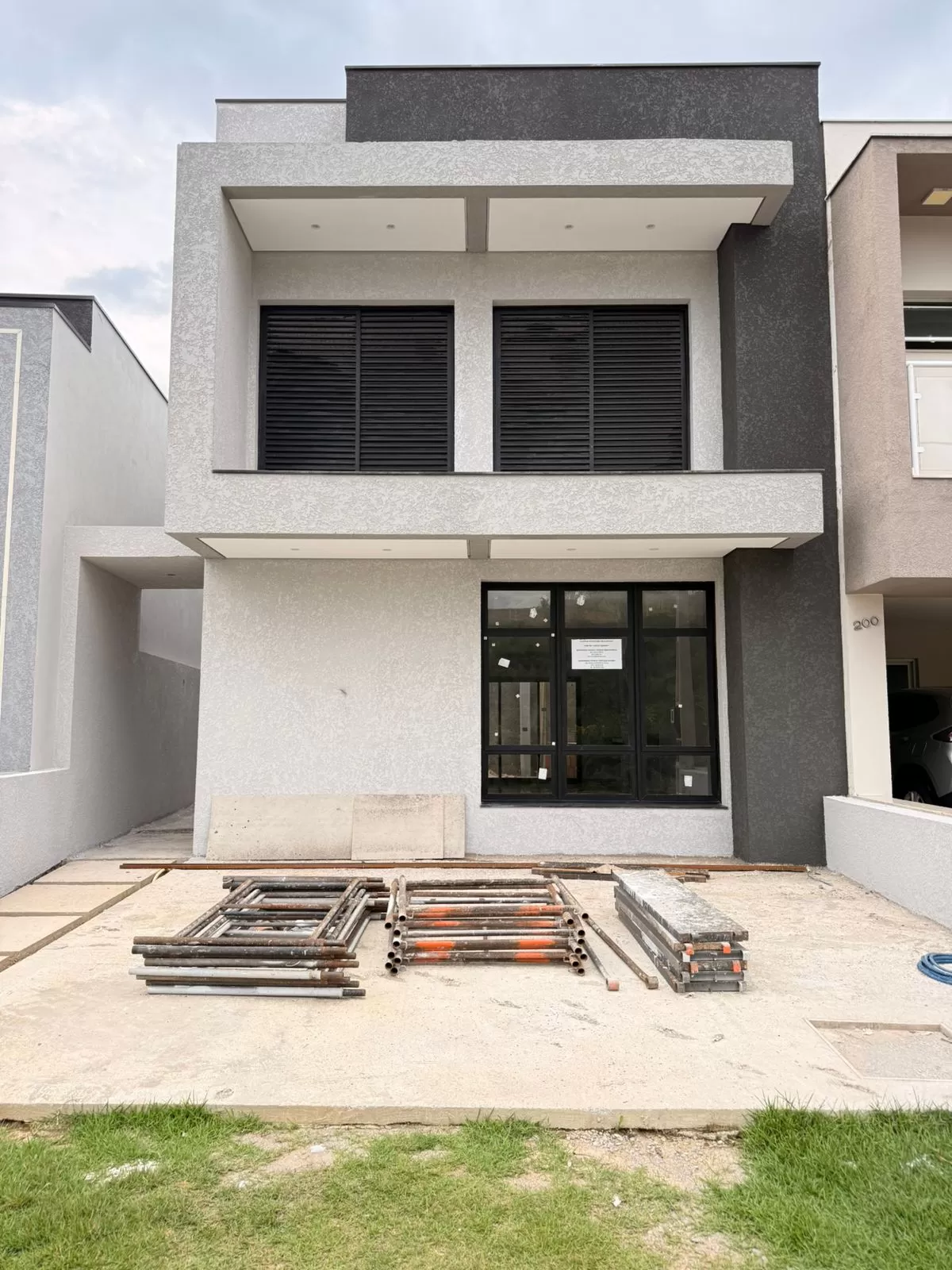 Sobrado à Venda com 3 dormitórios e área gourmet com churrasqueira, 140m² no Condomínio Vale Azul em Votorantim/SP