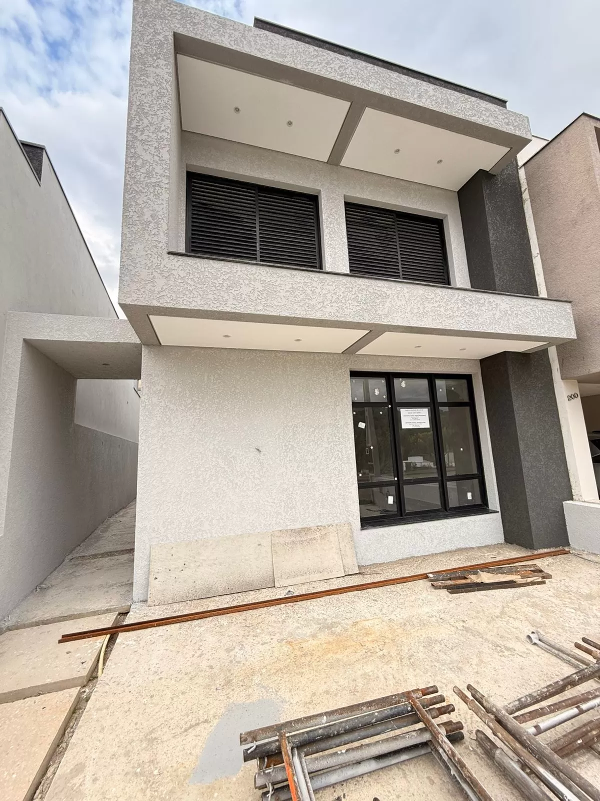 Sobrado à Venda com 3 dormitórios e área gourmet com churrasqueira, 140m² no Condomínio Vale Azul em Votorantim/SP