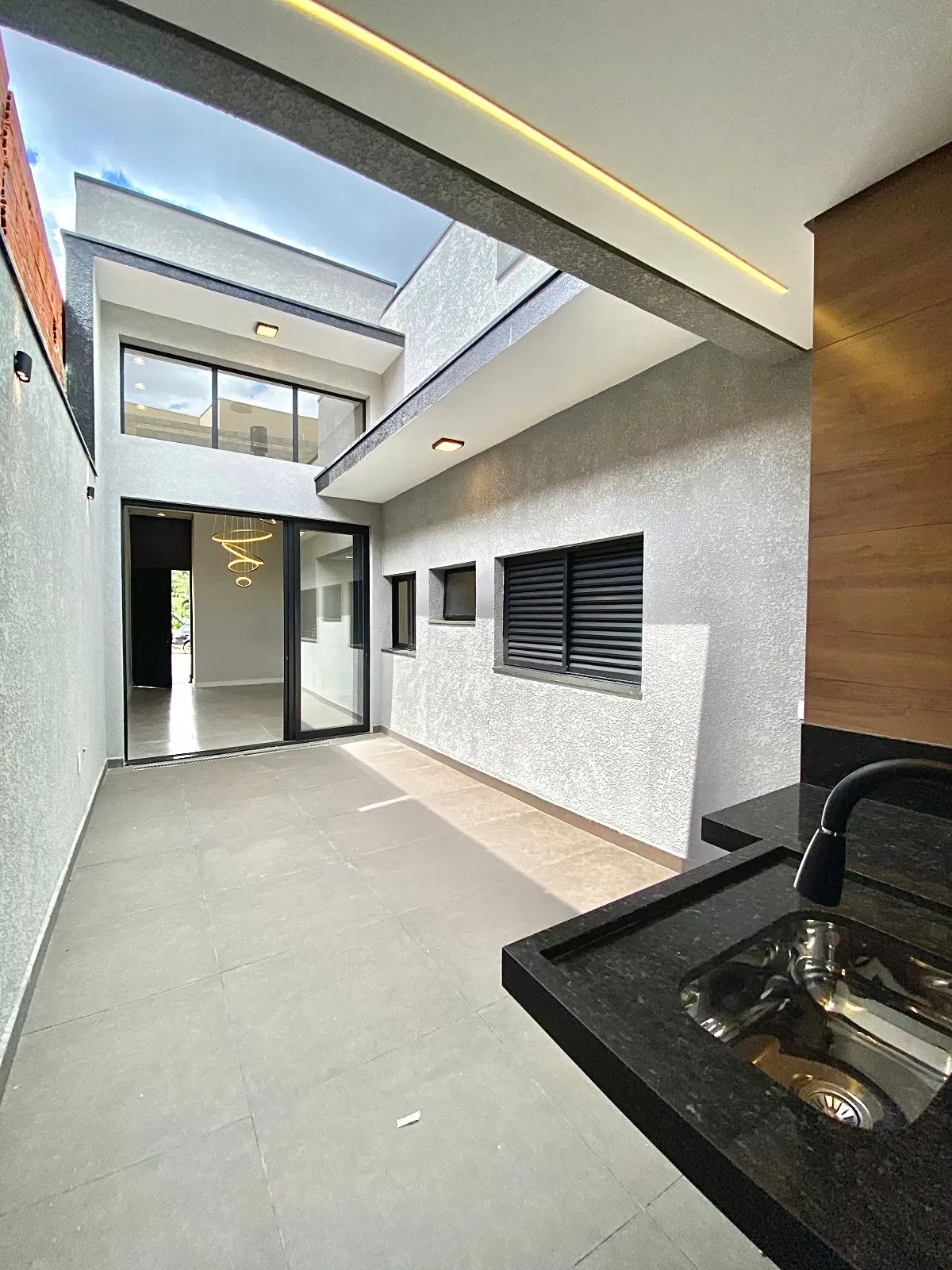 Casa à Venda com 3 dormitórios sendo 1 suíte e área gourmet com churrasqueira, 102m² no Condomínio Vale Azul em Votorantim/SP