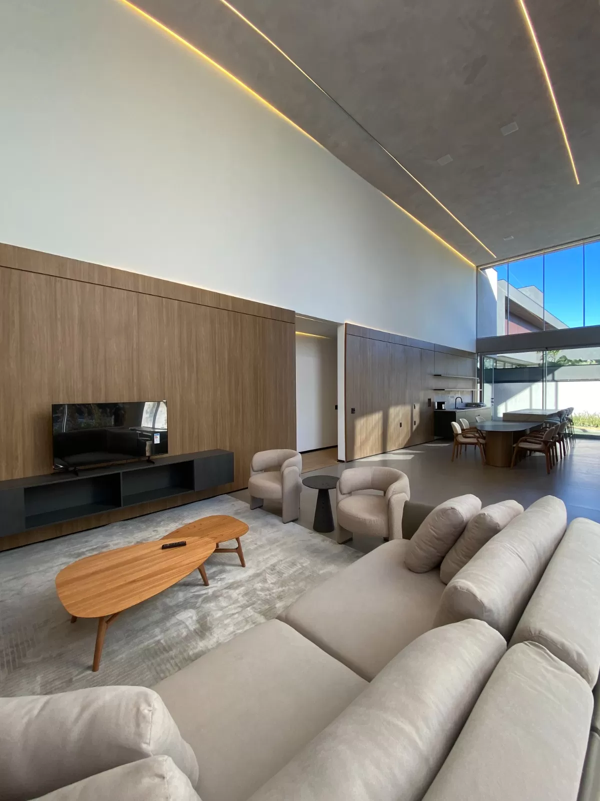 Casa de Esquina à Venda com 4 suítes, móveis planejados e piscina aquecida, 320m² no Condomínio Alphaville Nova Esplanada 4 em Votorantim/SP 