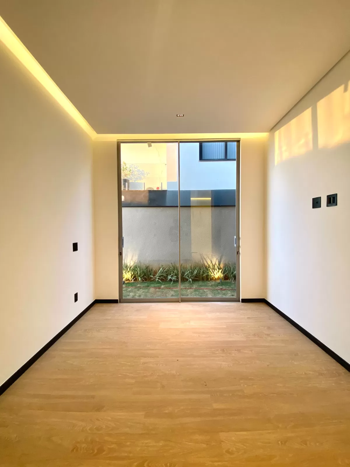 Casa de Esquina à Venda com 4 suítes, móveis planejados e piscina aquecida, 320m² no Condomínio Alphaville Nova Esplanada 4 em Votorantim/SP 